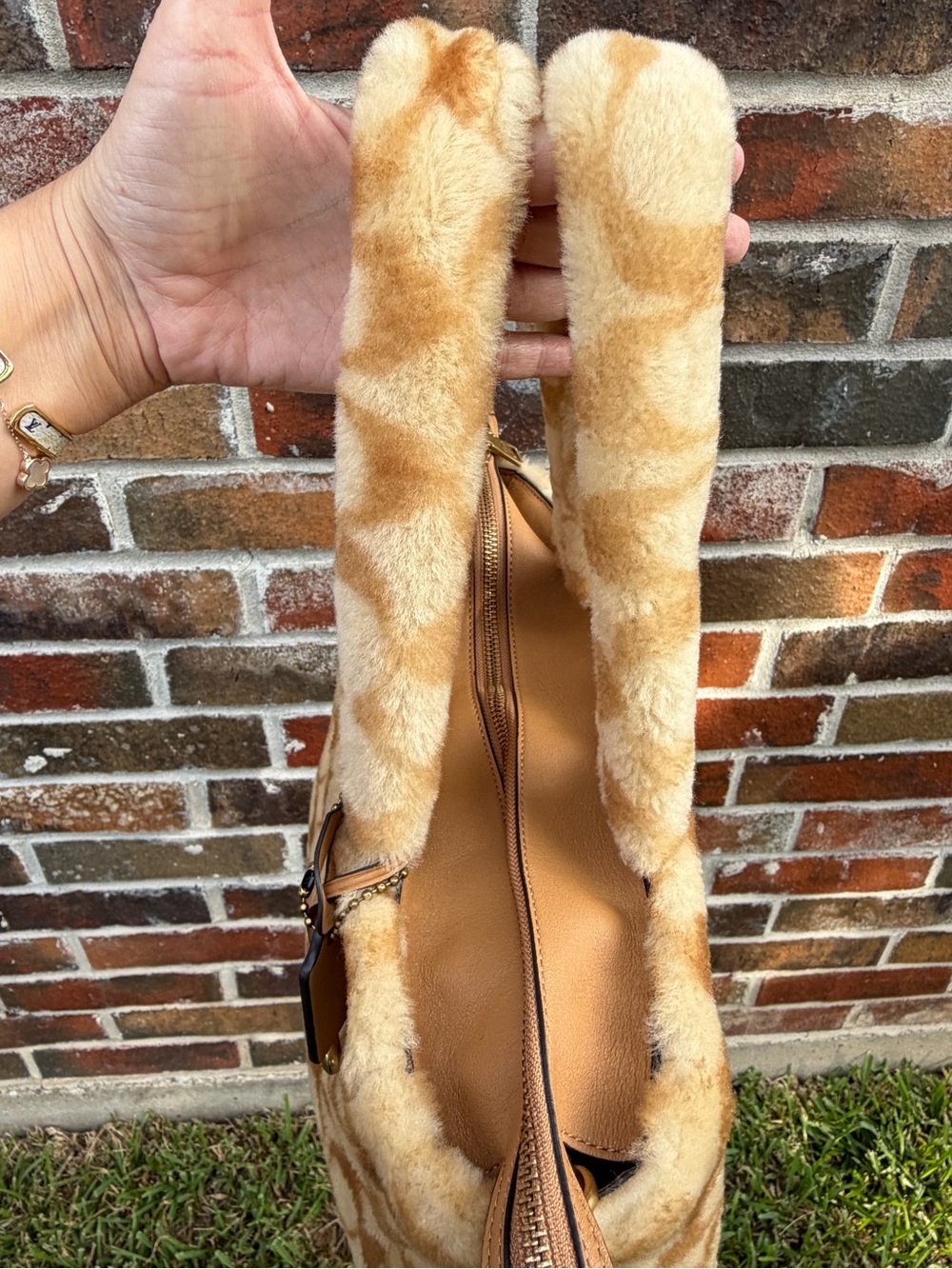 Coach Tote 28 Signature Shearling CC442 Tan Cream Faux Fur Bag Pristine Unused - Picture 6 of 16